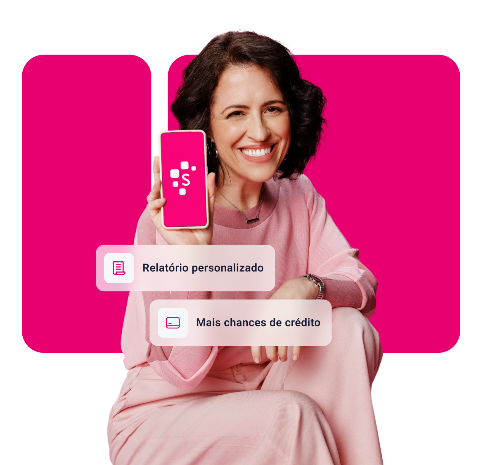 Pessoa sorridente segurando smartphone com informações do Diagnóstico Serasa na imagem.