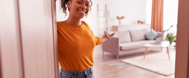 mulher apresentando o interior de uma casa