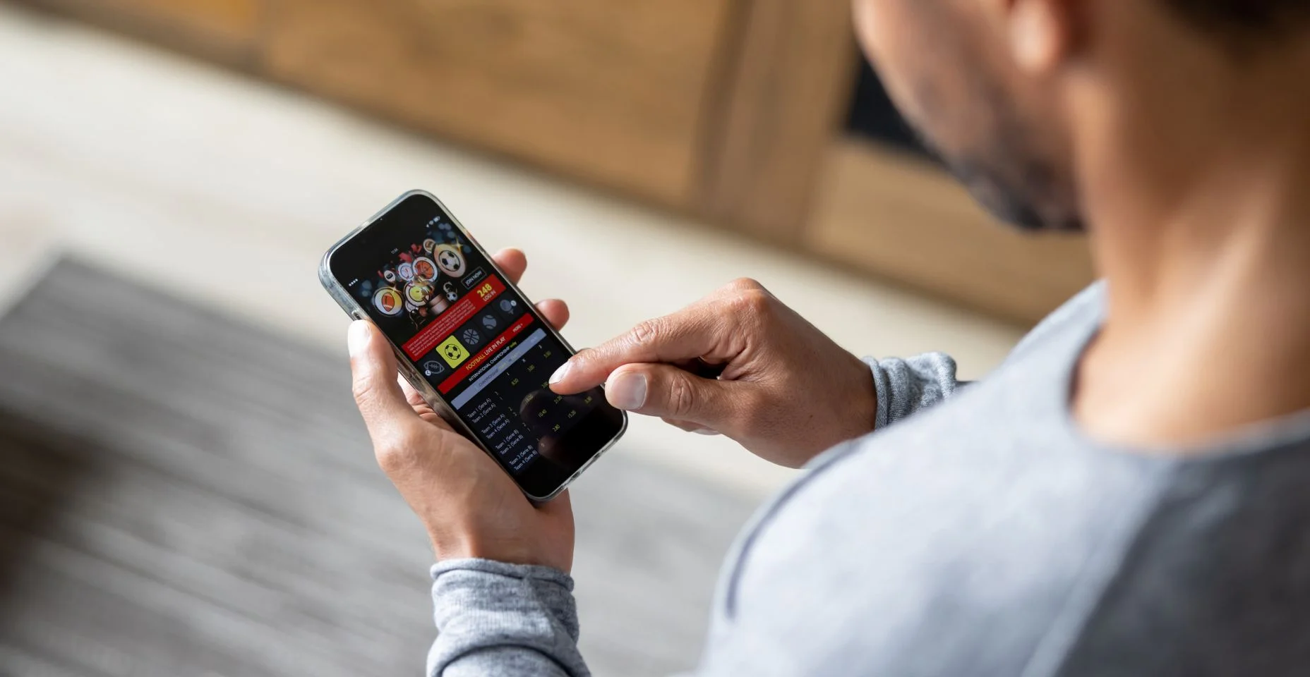 Homem jogando online em uma partida de futebol usando seu celular