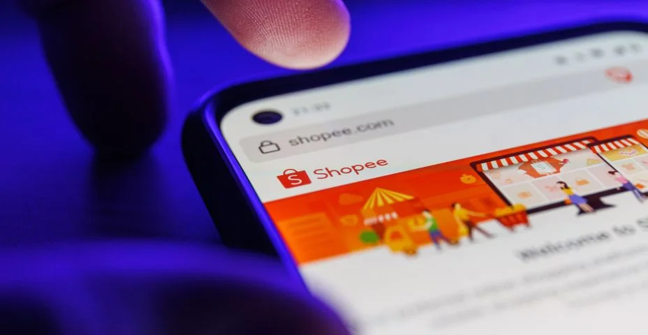 Aplicativo Shopee na tela do smartphone. Close do aplicativo Shopee