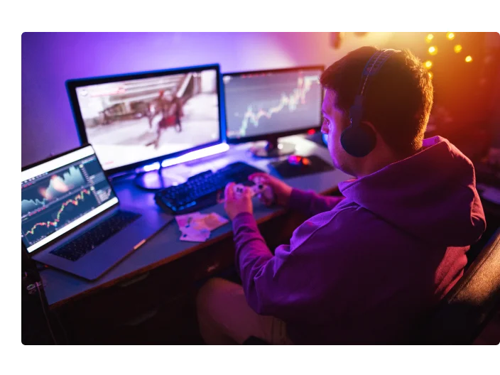 Jogador masculino jogando jogos online no computador por dinheiro