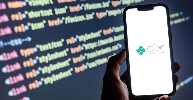 Logotipo Pix na tela do smartphone em fundo branco. Pix é o novo sistema de pagamentos instantâneos do Banco Central do Brasil.