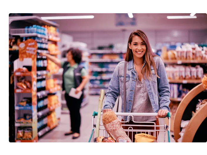 Mulher no supermercado indo fazer compras para ilustrar o artigo sobre compra coletiva