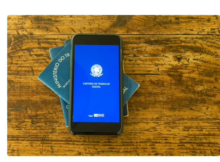 celular com a tela do aplicativo carteira de trabalho digital