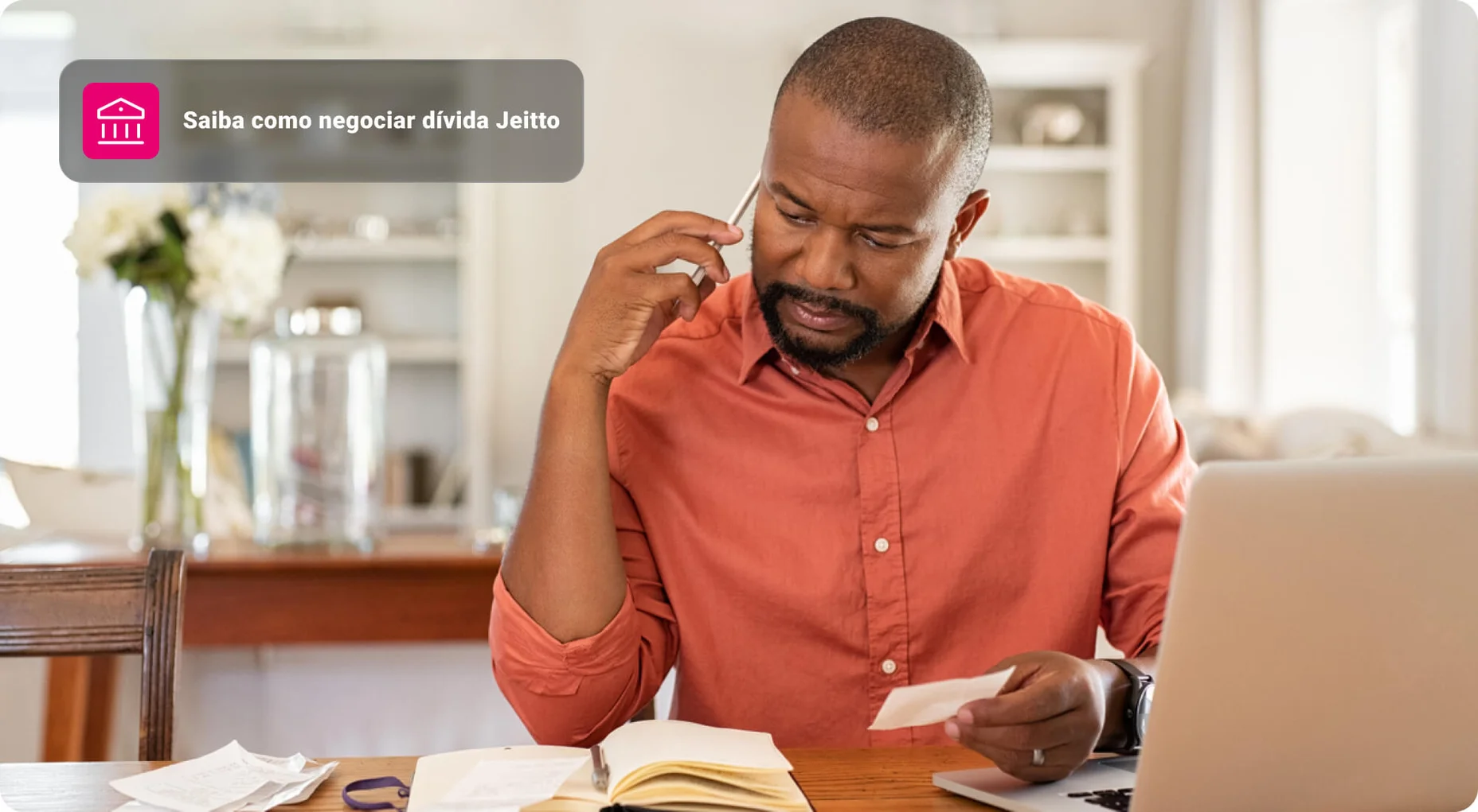 Casal de homem e mulher pagam contas em casa têm pagamento sem contato