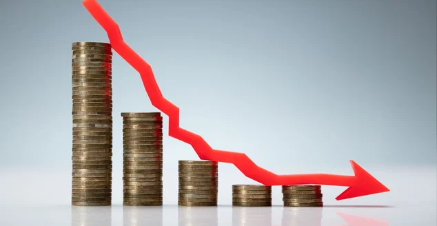 Gráfico de uma seta de inflação vermelha indo para baixo sobre moedas. Mau conceito de economia, conceito de inflação, perda de dinheiro