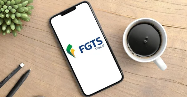 Smartphone com logo do FGTS Digital na tela do celular.