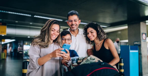 Família no aeroporto recebendo uma carona de carro