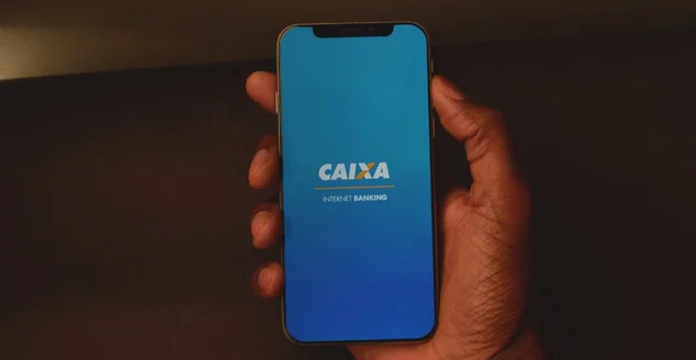 Detalhe do smartphone com o aplicativo internet banking da Caixa Econômica Federal, praticidade para suas transações.