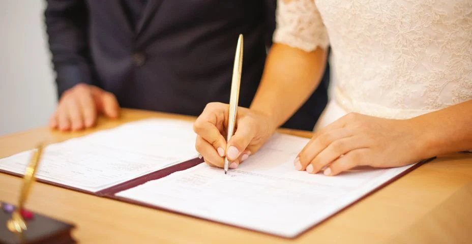 Foto de marido e mulher no registro civil, dia da cerimônia