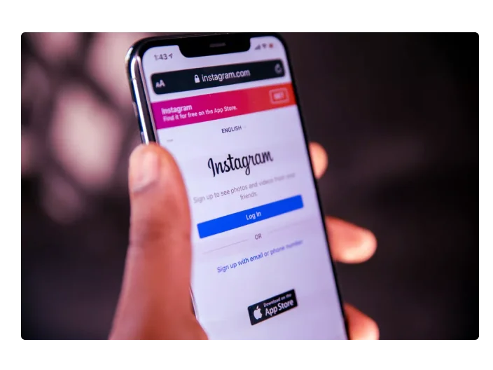 Pessoa segurando o celular aberto no app do instagram