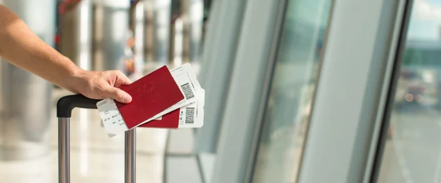 Detalhe de passaporte e cartão de embarque no aeroporto, ambiente interno