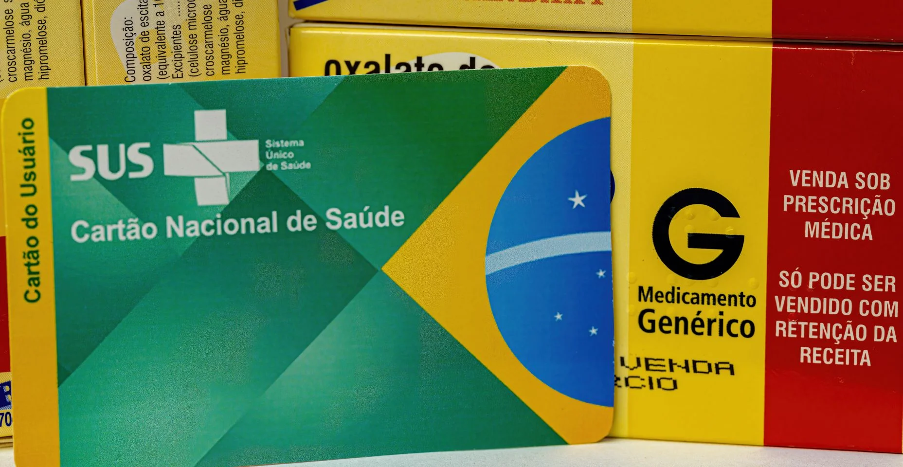 O cartão de crédito da terra arrendada do homem de negócios e datilografar no portátil para a compra em linha e o pagamento fazem uma aquisição no Internet.