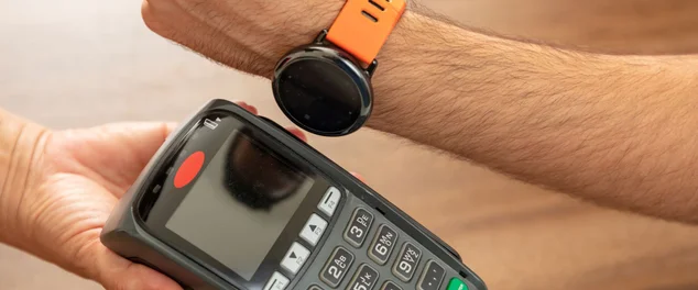 Terminal pos para pagamento com tecnologia nfc relógio inteligente. Caixa e mãos de clientes