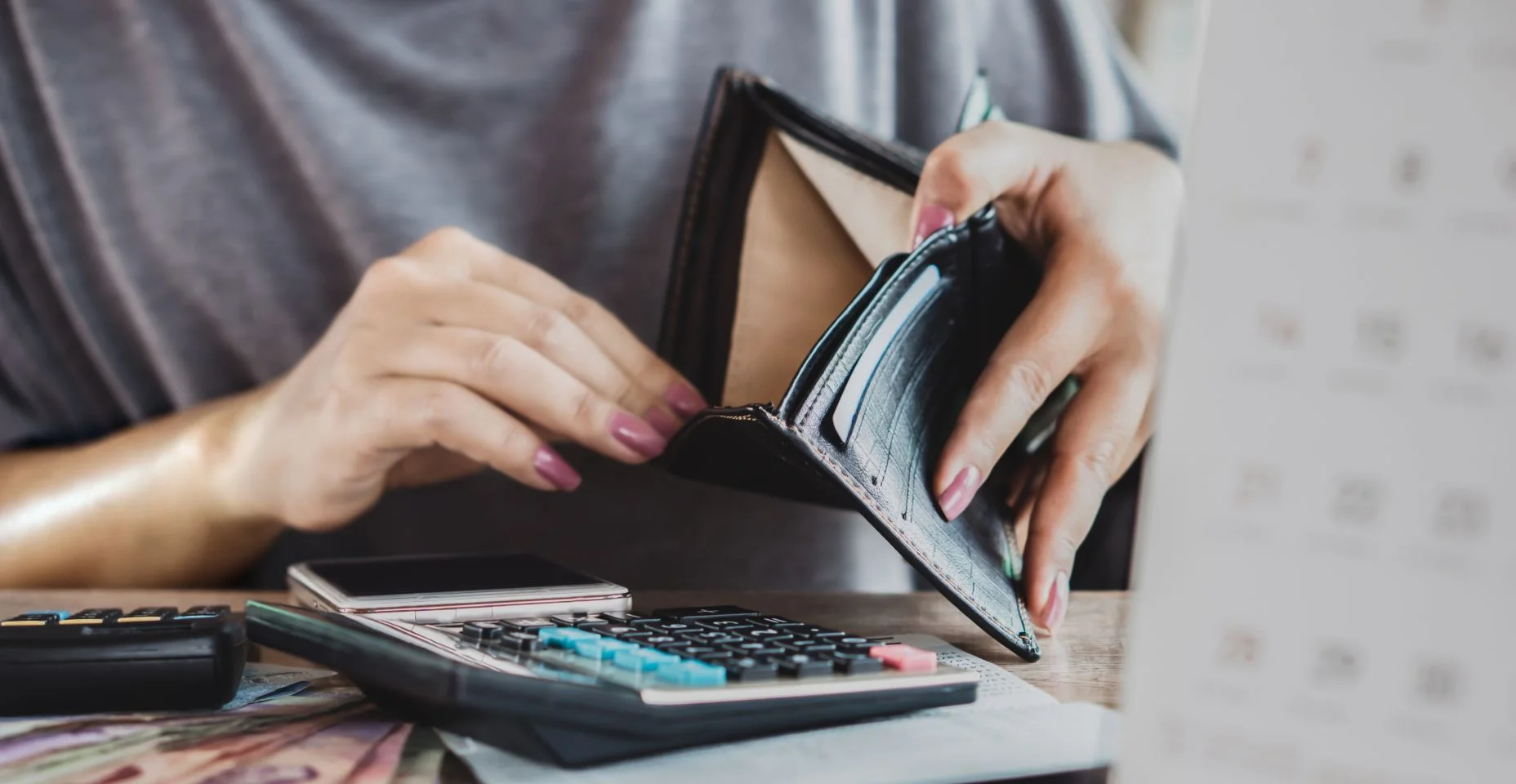 Pobre mulher mão aberta bolsa vazia à procura de dinheiro para a dívida de cartão de crédito