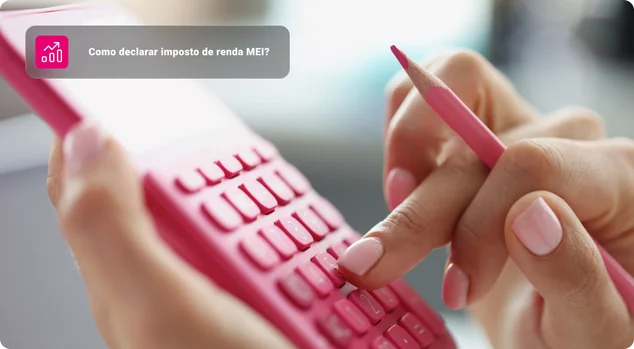 Inspetor financeiro fazendo relatório calculando ou verificando fechamento de saldo - Imagem em Alta Resolução