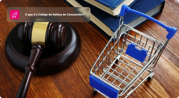 Conceito da lei da proteção de consumidor. Carro de compra e Gavel.