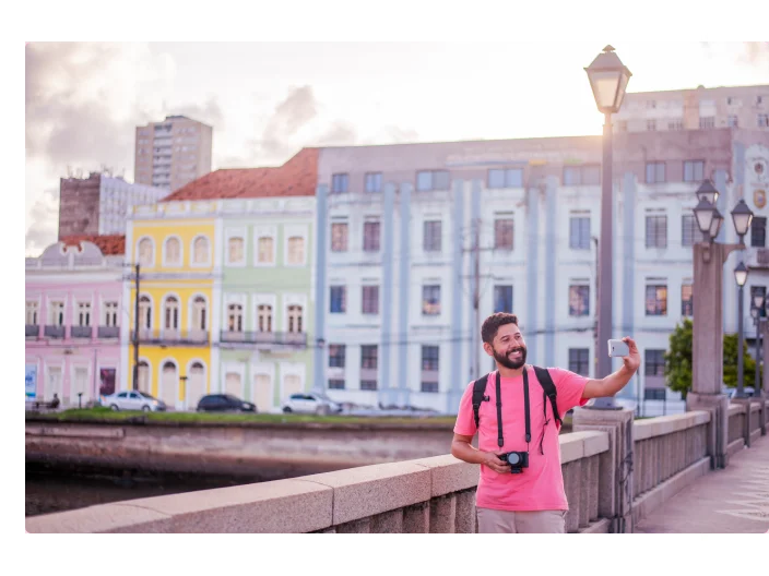 homem visitando lugares baratos no carnaval