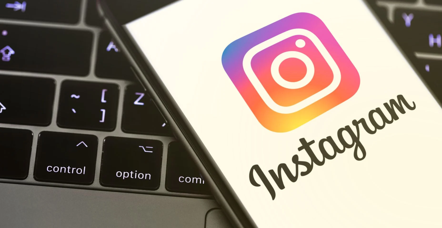 iPhone exibindo o logotipo do Instagram. Mídia social. Instagram é um aplicativo de compartilhamento de fotos para smartphones.