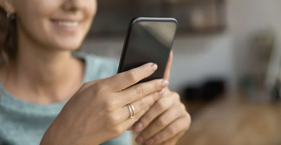 Close-up de jovem mulher usar dispositivo de smartphone moderno