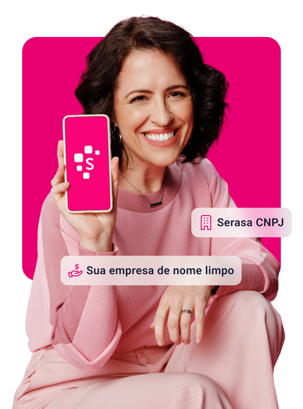 Homem sorrindo, vestido com terno e olhando para celular