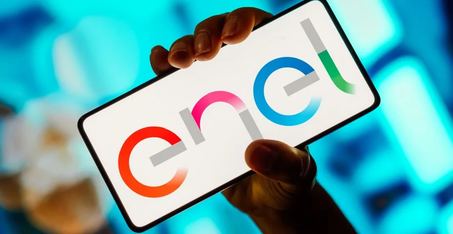 Nesta ilustração fotográfica, o logotipo da Enel é exibido na tela de um smartphone.