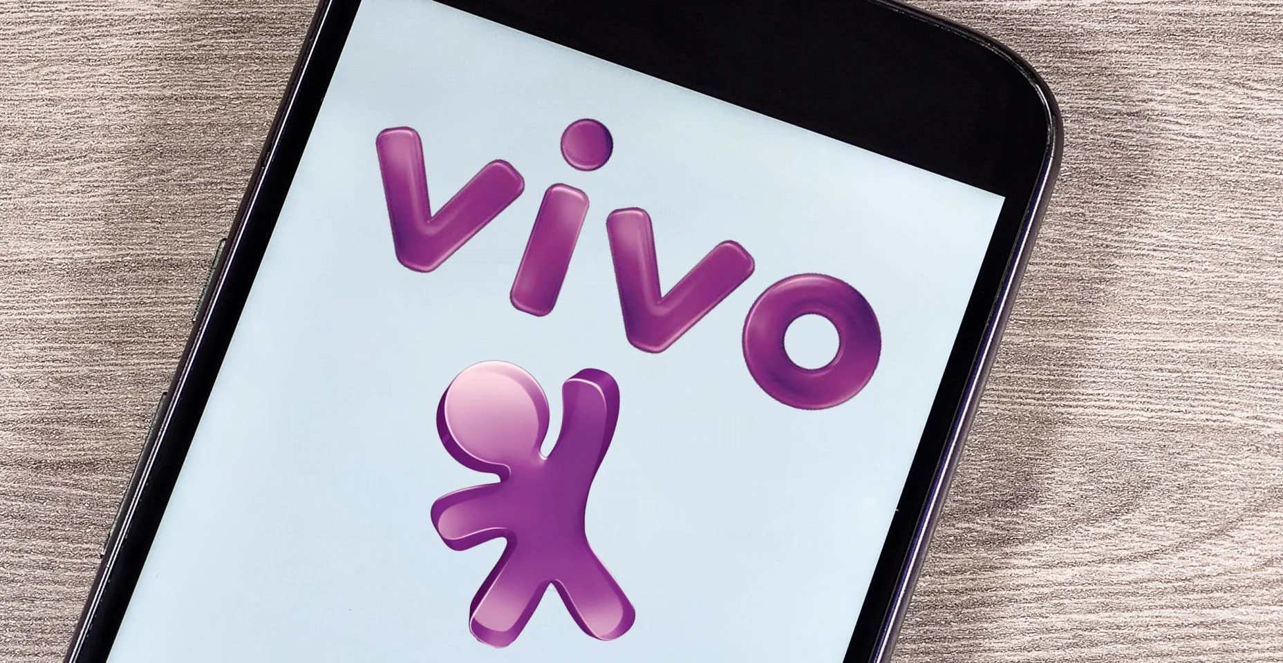 Logotipo da operadora Vivo na tela do smartphone. Vivo é marca registrada da Telefônica Brasil e concessionária de telefonia fixa.