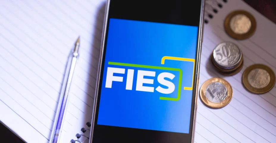 A logo do FIES que se refere ao Fundo de Financiamento Estudantil no Brasil na tela de um celular. Educação, Governo, Dinheiro, Empréstimo.