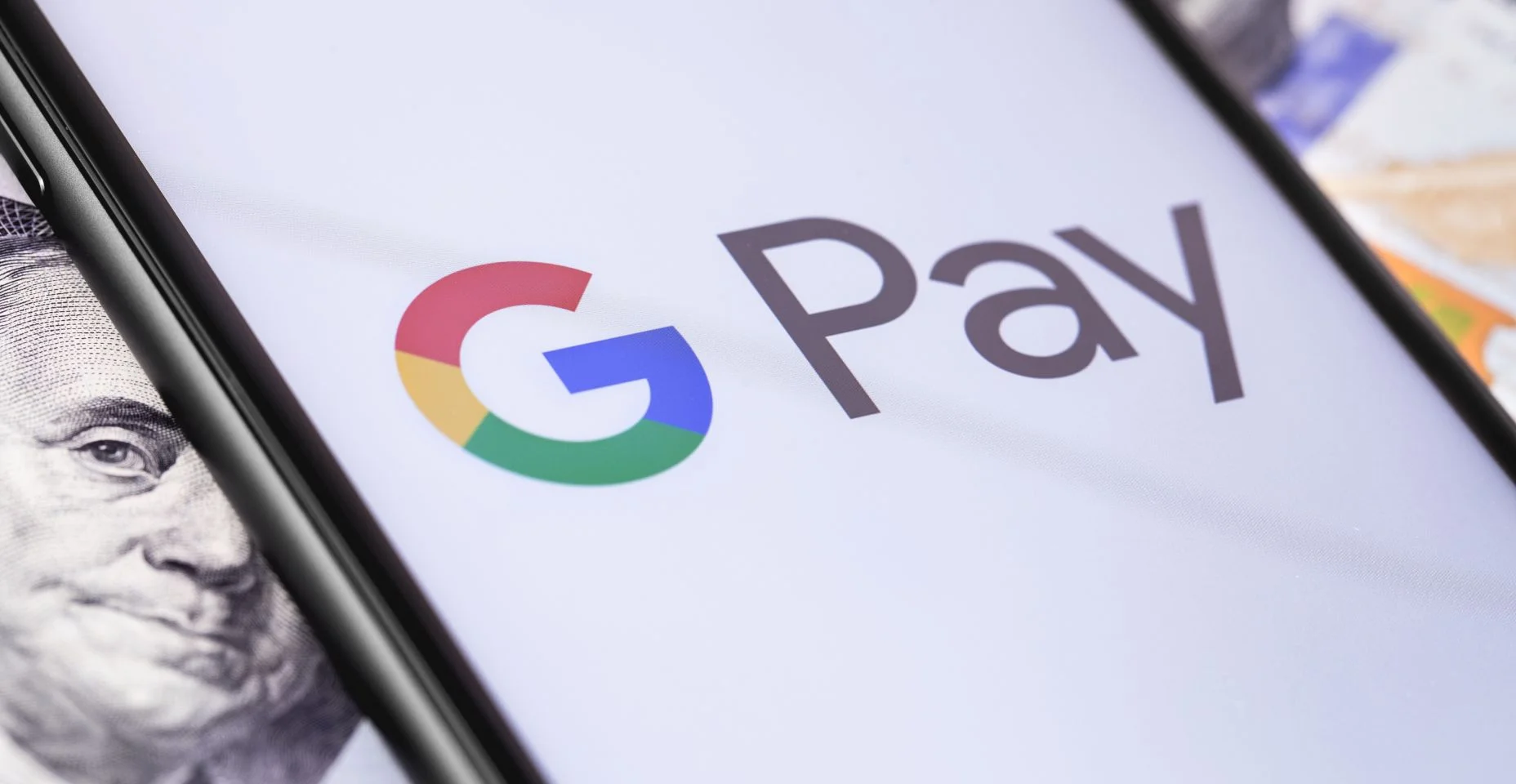 dinheiro, dólares e smartphone com o logotipo do Google Pay na tela. O Google Pay é um serviço de pagamento móvel e carteira digital do Google.