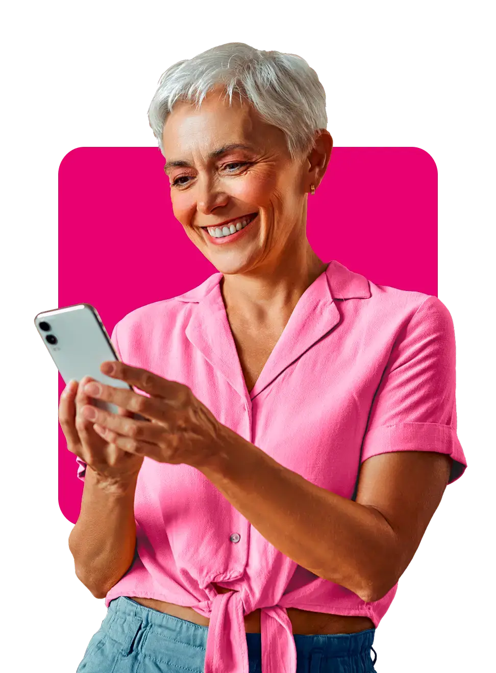 Mulher usando blusa rosa com o celular na mão consultando o CPF na Serasa