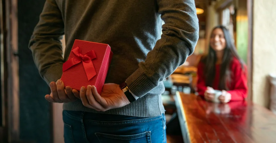 Homem surpreende mulher com um presente enquanto celebrava namorados em um restaurante