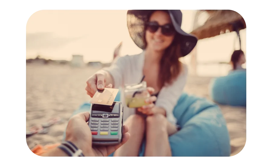 Mulher pagando sem contacto com cartão de crédito