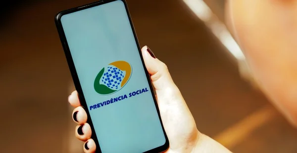 Nesta ilustração fotográfica, o logotipo da Previdência Social (Instituto Nacional do Seguro Social) é exibido na tela de um smartphone.