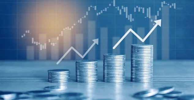 Pilha de moeda de ouro com gráfico de negociação e seta para cima. Uso do conceito de investimento financeiro como pano de fundo.