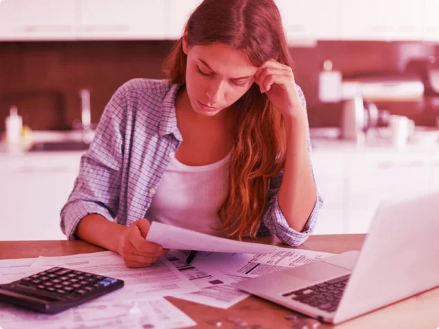 Mulher vendo formas de parcelar seu MEI atrasado pela carteira digital