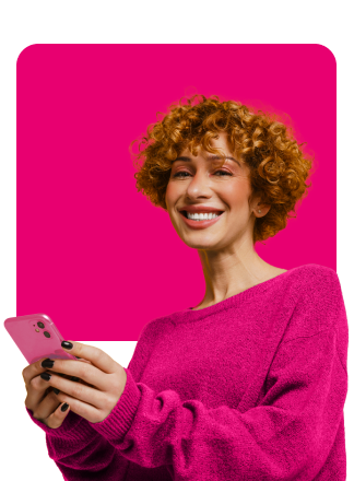 Mulher de Cabelos Ruivos, sorrindo e mexendo no celular