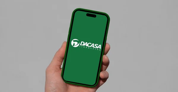 Celular com a logo do DACASA Financeira