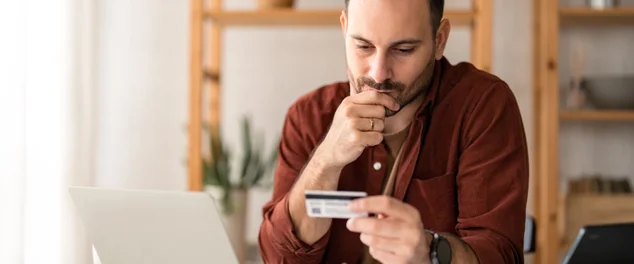 Homem de negócios sério preocupado com dívidas e déficit de cartão de crédito