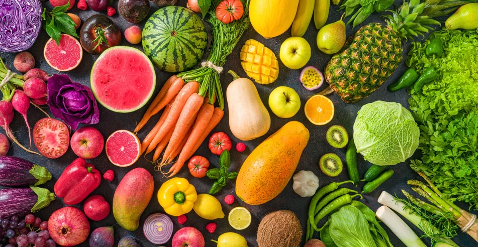 Frutas e vegetais crus coloridos, comida vegana variada, arranjo arco-íris vívido
