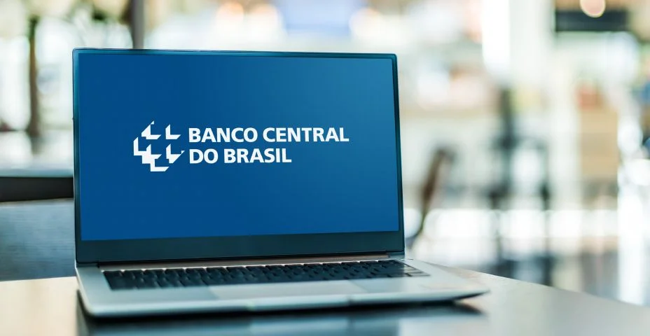 Computador portátil exibindo o logotipo do Banco Central do Brasil