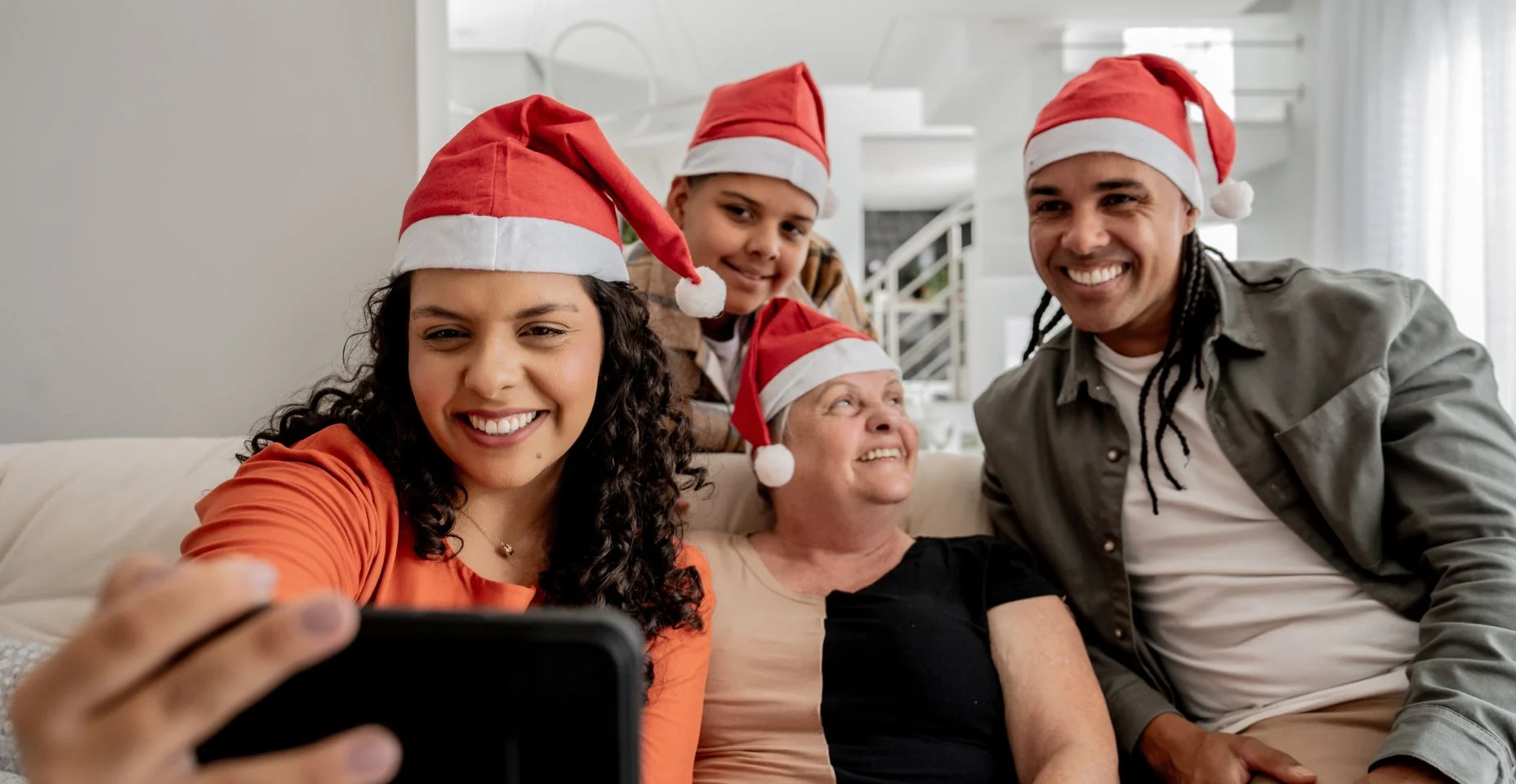 Família fazendo chamada de vídeo no Natal