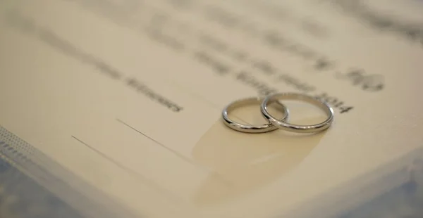 Anel de noivado a certidão de casamento
