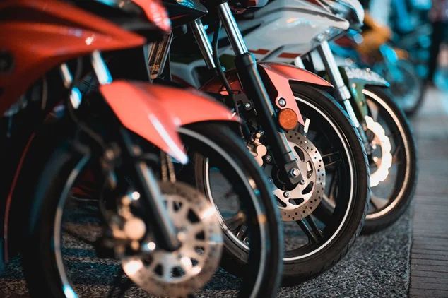 Close-up de motocicletas de brinquedo na rua