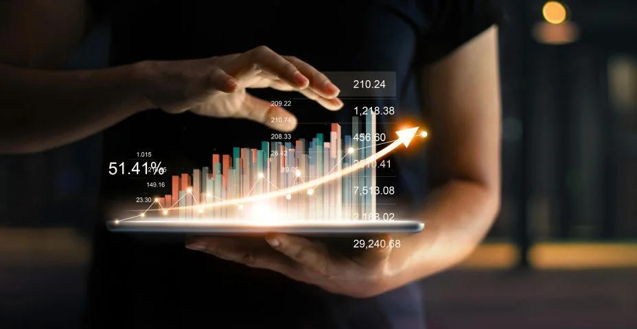 Empresário, segurando o tablet e aparecendo um holograma virtual crescente de estatísticas, gráfico e gráfico com seta em fundo escuro. Mercado de ações. Conceito de crescimento, planejamento e estratégia de negócio.