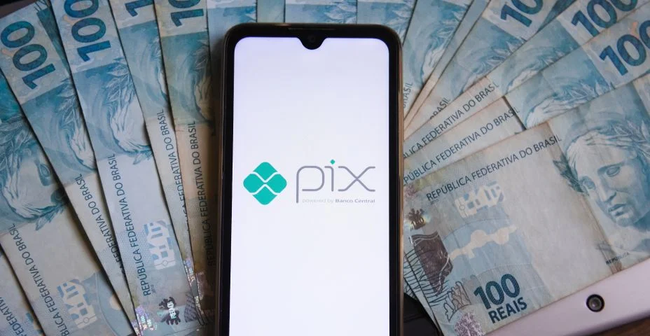 Logotipo do aplicativo Pix na tela do smartphone. Pagamento instantâneo brasileiro. O método de pagamento criado pelo Banco Central no qual os fundos são transferidos entre contas em segundos.