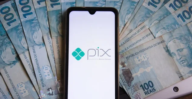 Logotipo do aplicativo Pix na tela do smartphone. Pagamento instantâneo brasileiro. O método de pagamento criado pelo Banco Central no qual os fundos são transferidos entre contas em segundos.