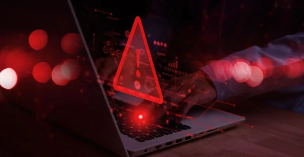 Sistema de alerta de hackeado no notebook (Laptop). Ataque cibernético em rede de computadores, vírus, spyware, malware ou software malicioso. Cibersegurança e cibercrime. Internet de informações comprometidas.