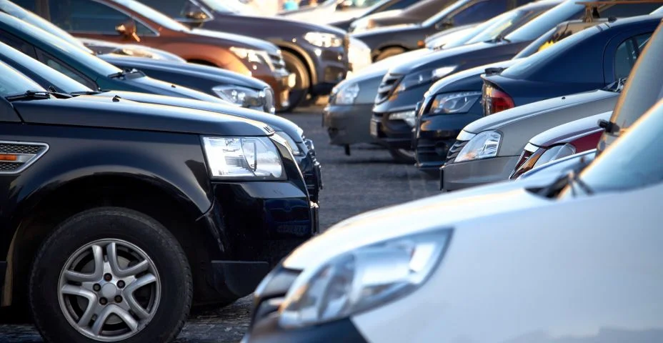 Lotes dos carros em um lote de estacionamento aberto, foco seletivo