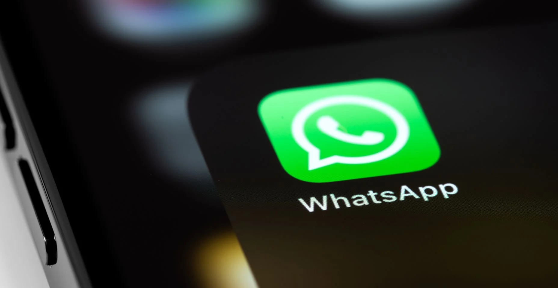 Aplicativo de ícone móvel WhatsApp na tela do smartphone iPhone macro. O WhatsApp é um popular sistema gratuito de mensagens de texto instantâneas para dispositivos móveis e outras plataformas. Moscou, Rússia