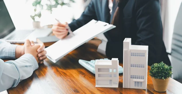 Corretor imobiliário entregando amostra de casa ao cliente, contrato de financiamento imobiliário. Contrato de compra e venda de imóvel. Contrato de seguro residencial, conceito de financiamento imobiliário. Imóveis, cliente
